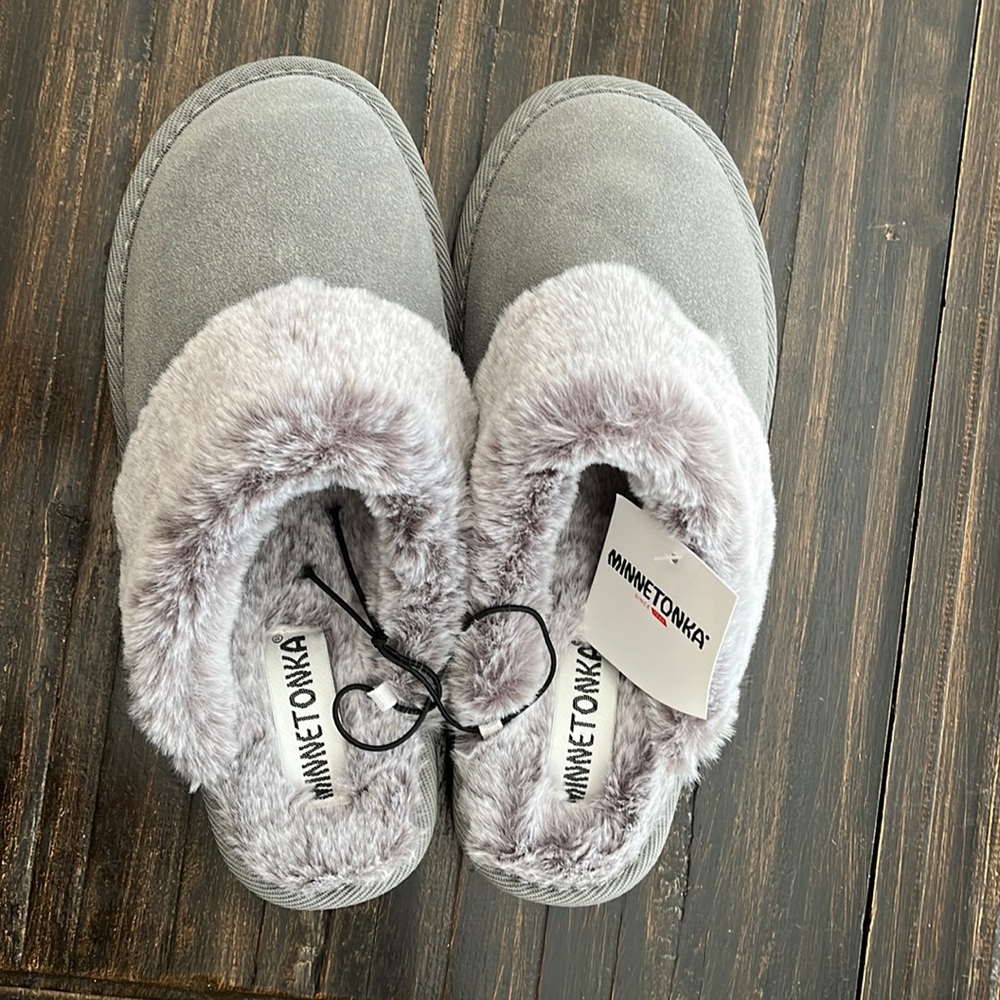 Minnetonka women’s slippers size 8